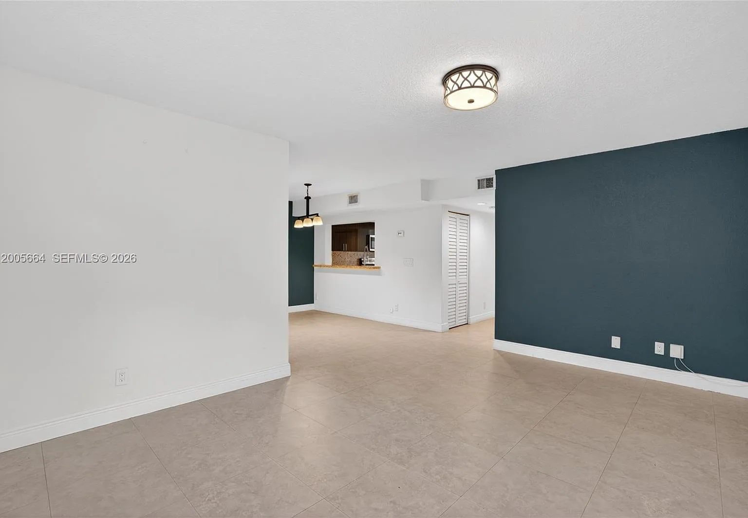 Colonnades Condo — Photo 3