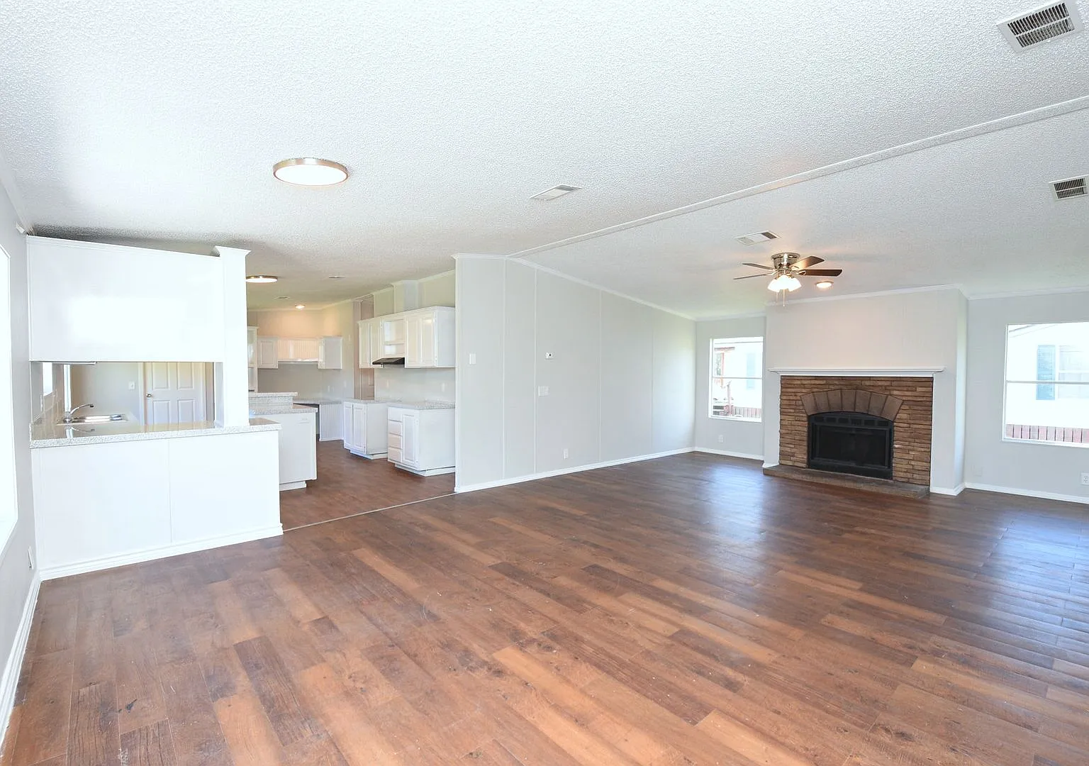 Charming mobile home in the welcoming Roy Harris Loop. — Photo 1