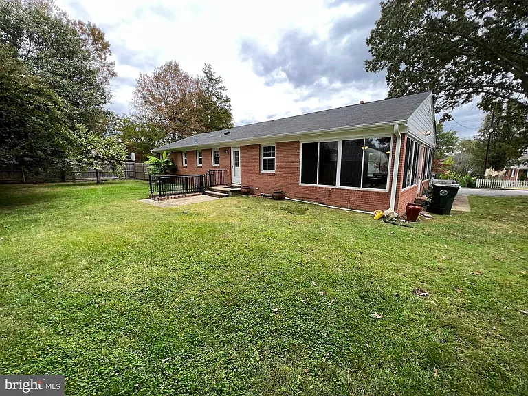 800 Severn Dr — Photo 2