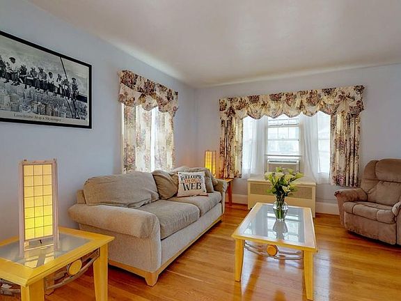 4th image of 896 Westford St