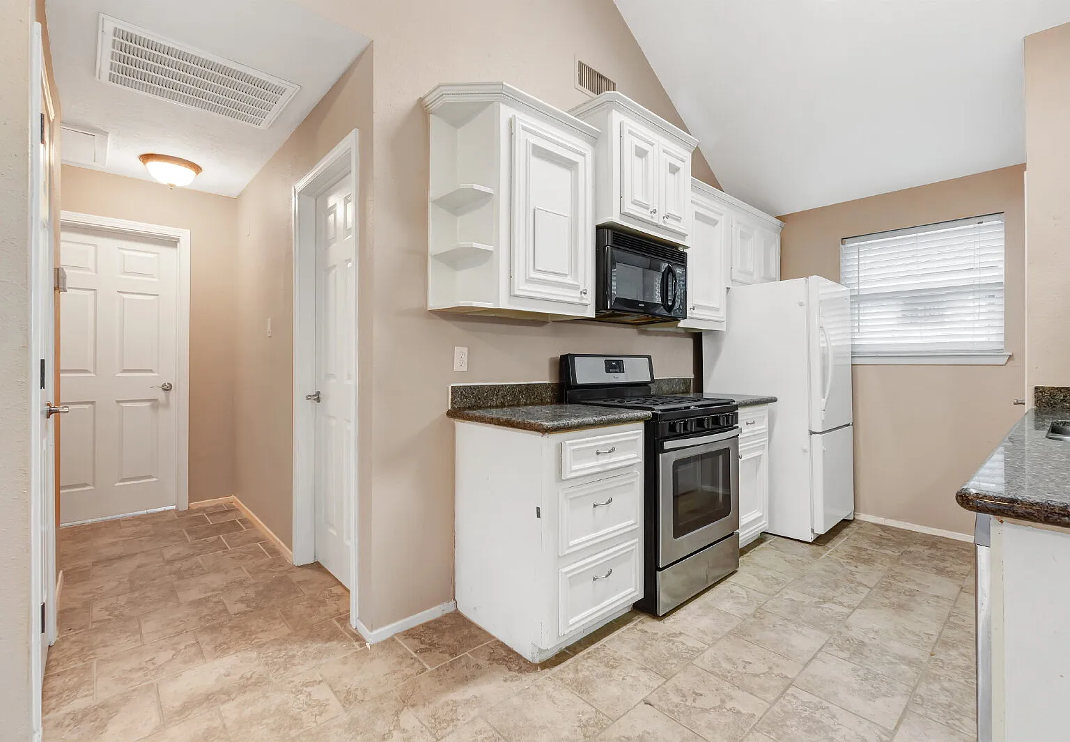 4 bed, 2.0 bath, 1453 sqft, $1,995 — Photo 4