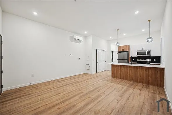 3 bed, 1050 sqft, $1,200 — Photo 2