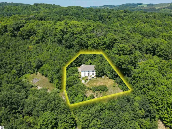 429 W Weberview Rd, Suttons Bay, MI 49682