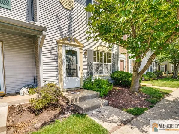 43 Colleen Ct, Kendall Park, NJ 08824