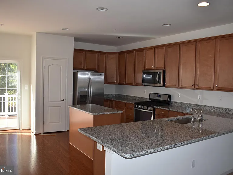 9421 Adelaide Ln — Photo 7