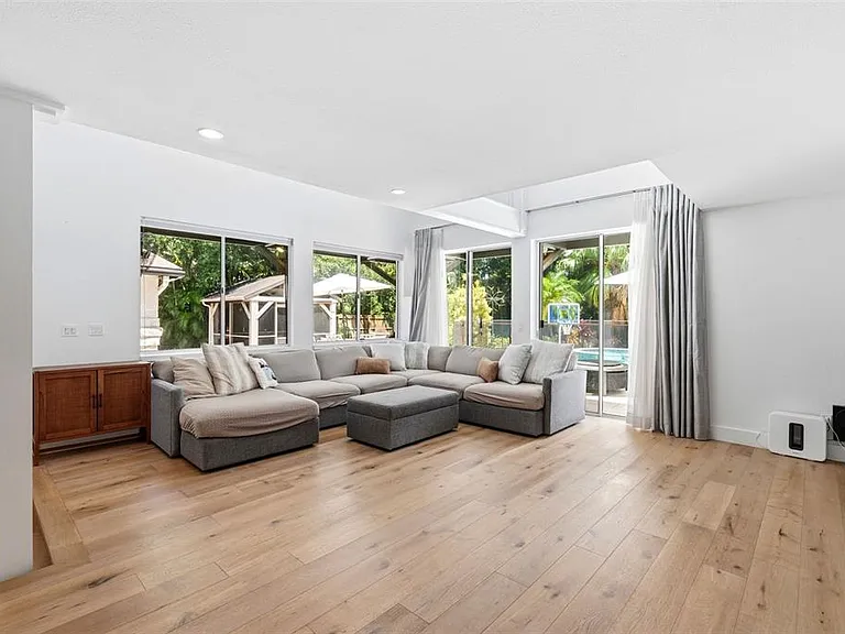 141 Giralda Blvd NE — Photo 26