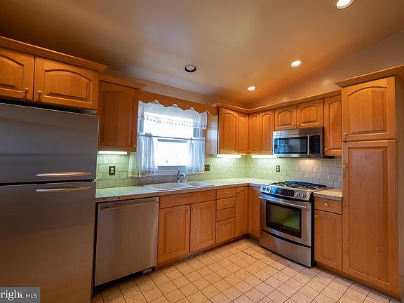 3rd image of 2716 Bowling Green Dr