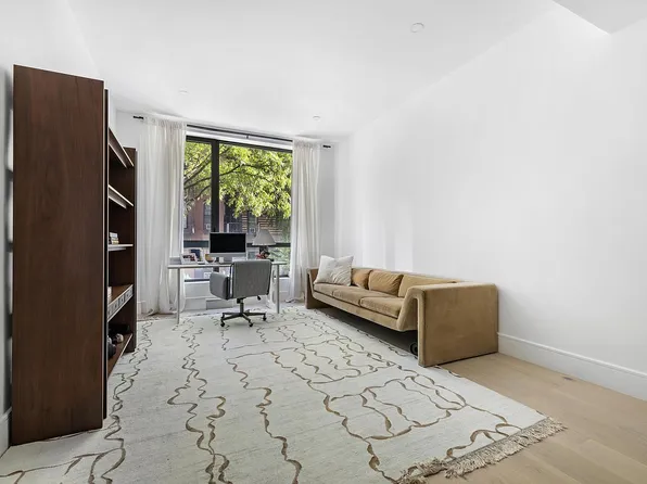 244 E 52nd St #2A, New York, NY 10022