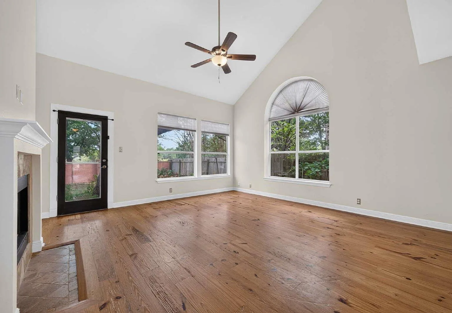 4 bed, 2.5 bath, 2732 sqft, $3,300 — Photo 3