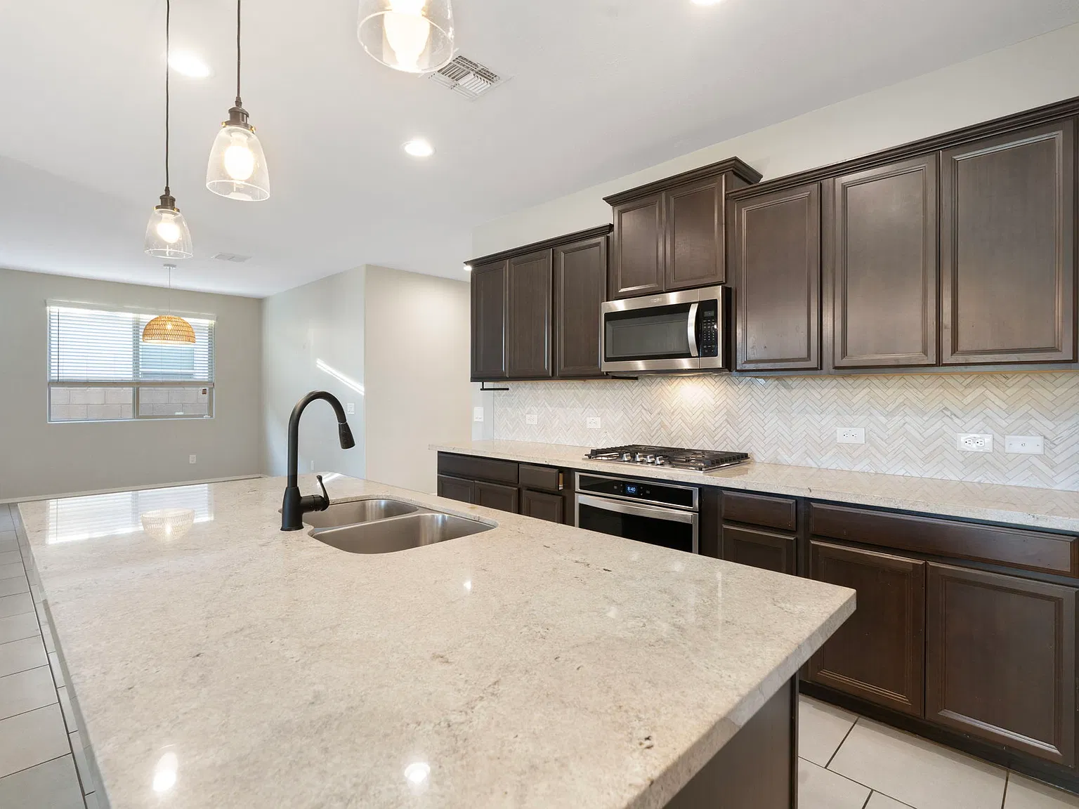 3 bed, 1921 sqft, $2,500 — Photo 3