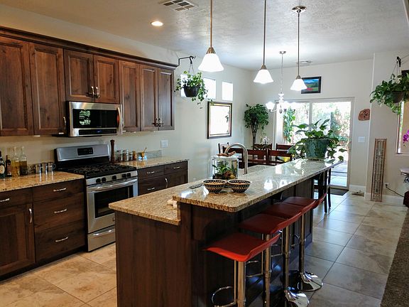 Bright kitchen & dining!