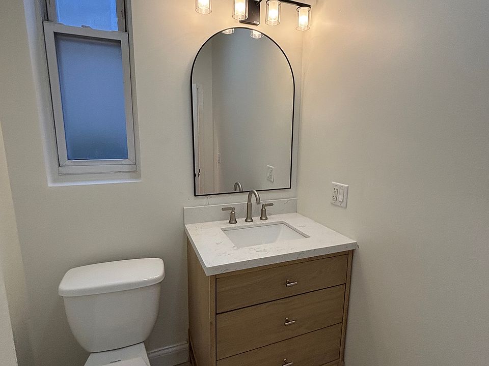 Main level hallway 1/2 bath