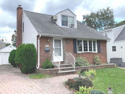 704 Premier Boulevard, New Hyde Park, NY, 11040