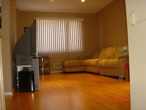 4th image of 66 Sandywood Ln