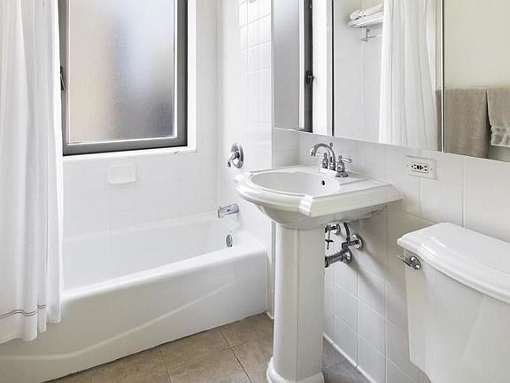 4th image of 1500 Lexington Ave APT 16A