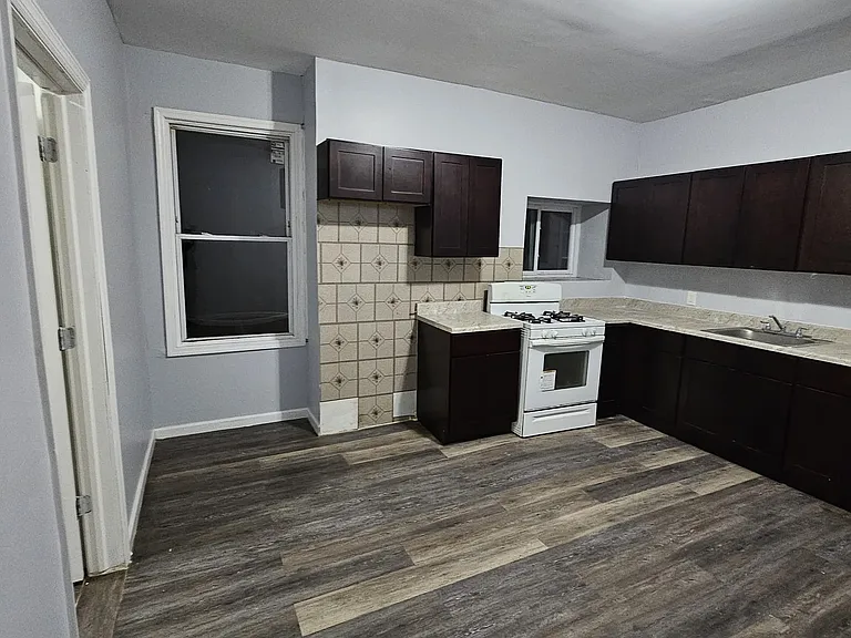 961 Grove St #2R — Photo 3