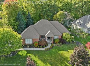 9430 Sheltering Oaks Dr, Brighton, MI