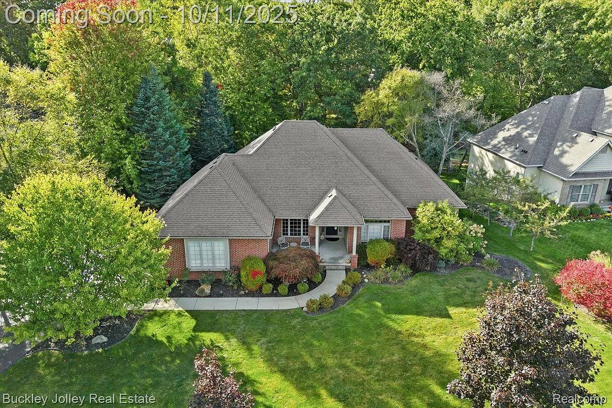 9430 Sheltering Oaks Dr photo 1