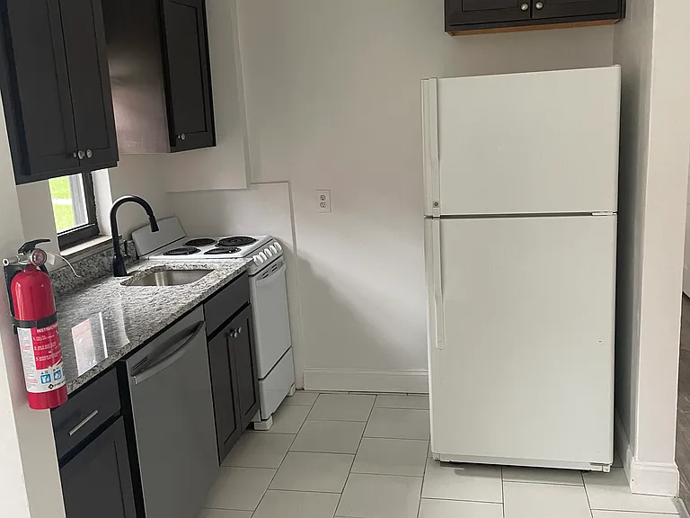 54 Warren St #1 — Photo 4