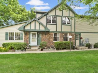 354 Ashwood Ct, Vernon Hills, IL 60061