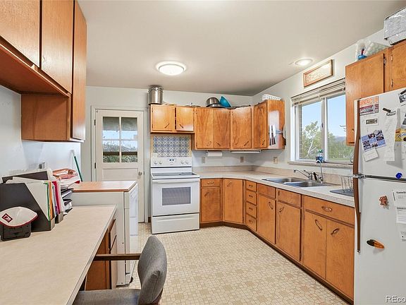5th image of 832 Fox Hill Court