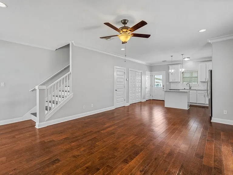223 W Clarence St — Photo 9