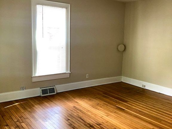 3rd image of 916B Lexington Ave