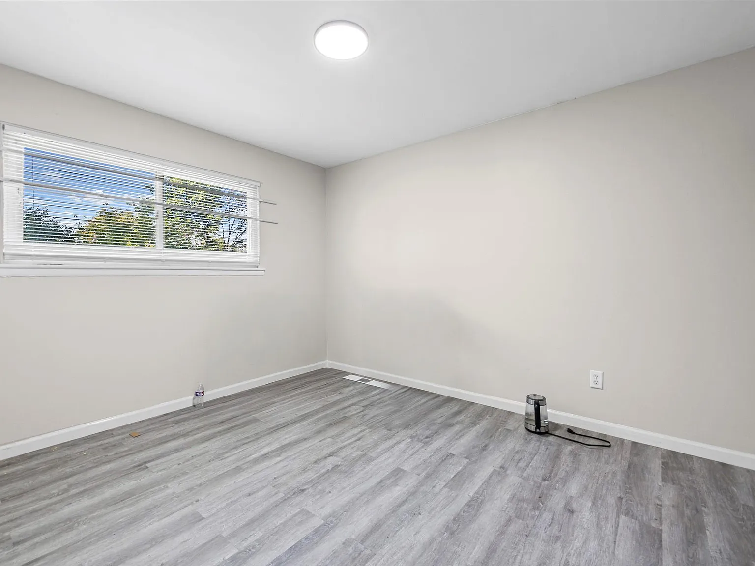 3 bed, 1.5 bath, 1000 sqft, $1,100 — Photo 2