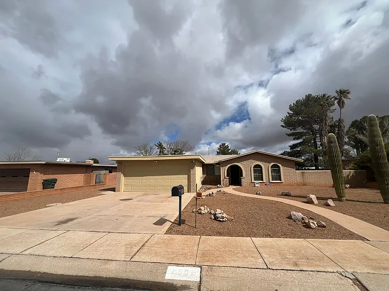 501 E Suffolk Dr — Photo 3