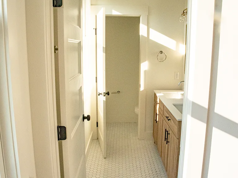605 W 32nd St #A — Photo 6