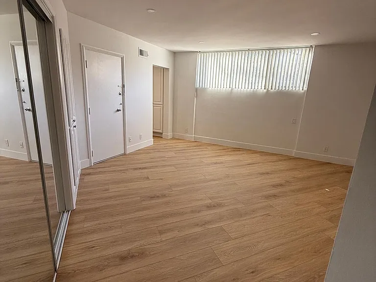 223 S Lasky Dr #B — Photo 4