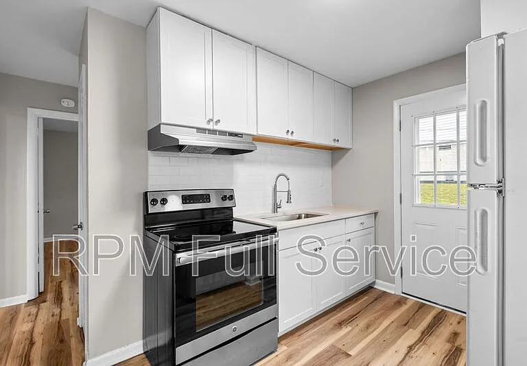 895 W Sharpe Ave #B — Photo 1