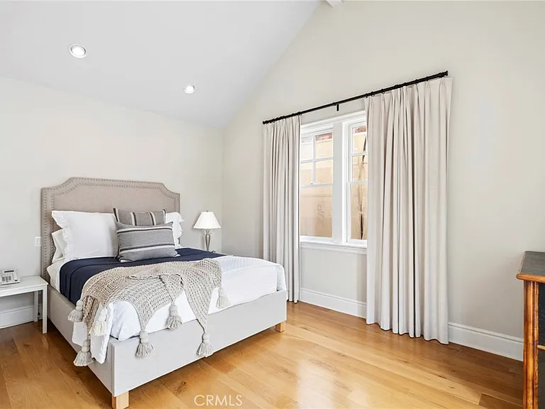 1550 E Oceanfront — Photo 22