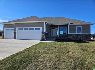 904 Cattail Ct, North Sioux City, SD 57049