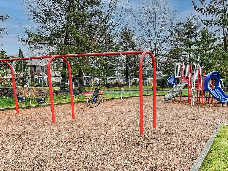500 Danbury Ln — Photo 12