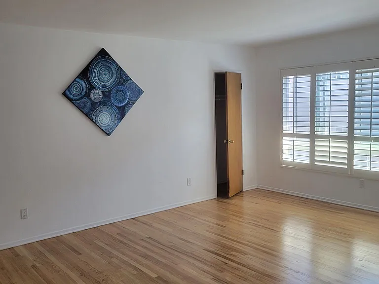 103 N Hayworth Ave — Photo 3