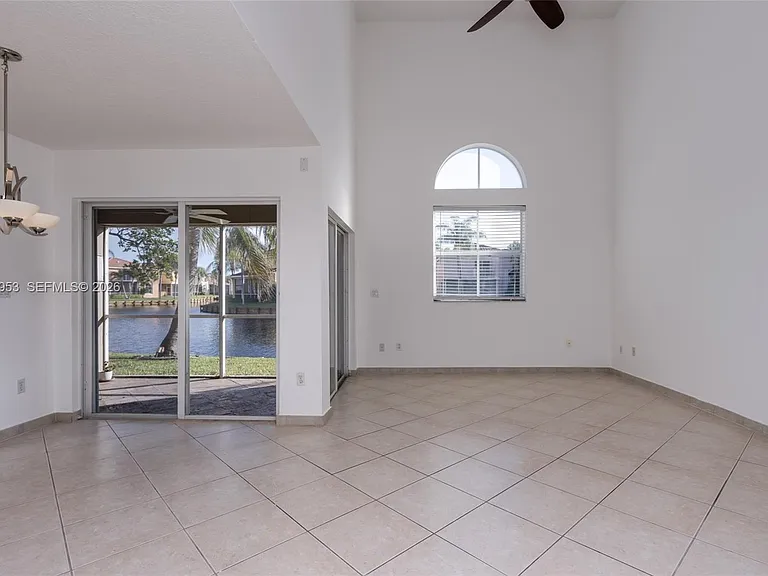 1540 N Trafalgar Cir — Photo 10