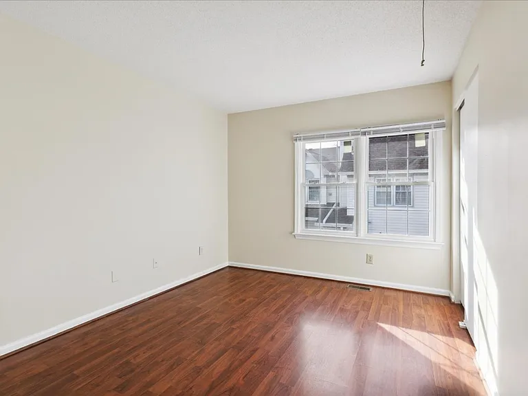 27 Tamarisk Quay #F — Photo 14