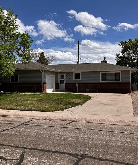 319 Bocage Dr — Photo 1