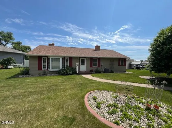 912 2nd Pl NE, Jamestown, ND 58401