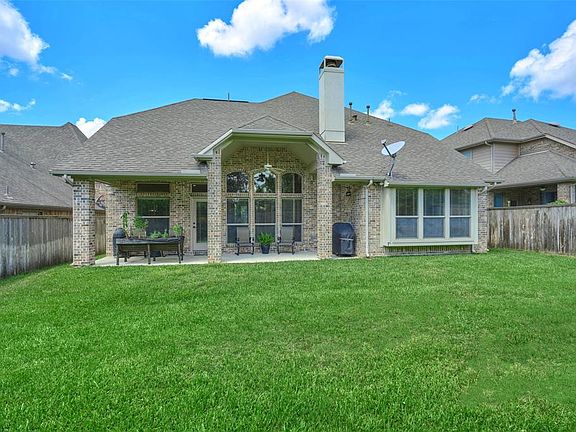 2nd image of 10 Woodmoor Pl