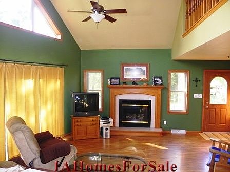 Great Room has gas fireplace w/remote control and beautiful oak floors.