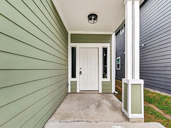4th image of 716 Zoe St