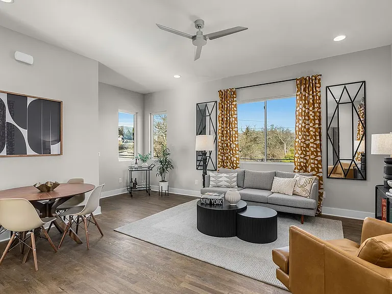 506 W Trinity Ln — Photo 1