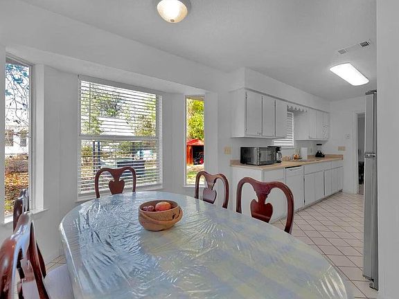 4th image of 498 Sara Ave