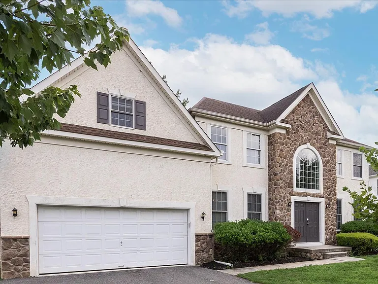 209 Peony Ln — Photo 2