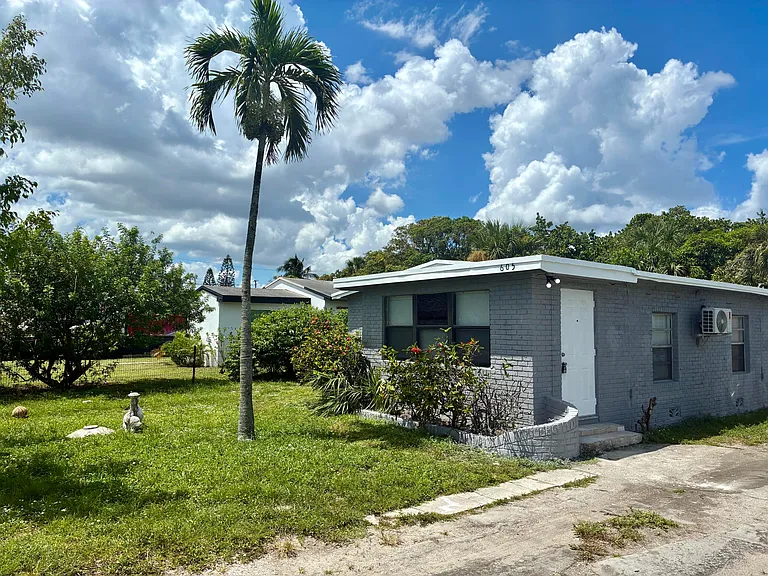 605 NW 9th Ave — Photo 2