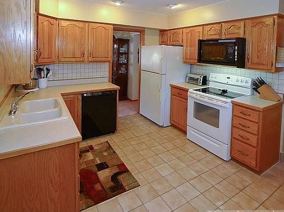 4th image of 1686 Lydia Ave W
