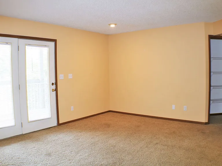 1040 Duchess Dr #7 — Photo 2