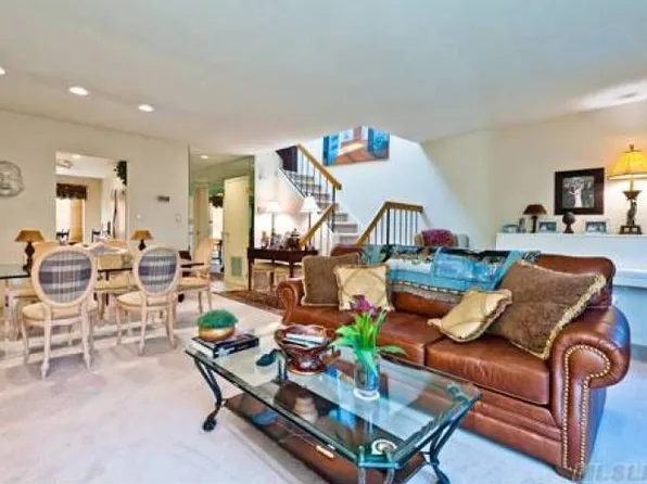 60 Stanford Ct, Wantagh, NY 11793